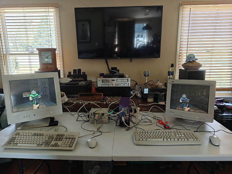 this is how you multiplayer in the early 90s. serial cable !!